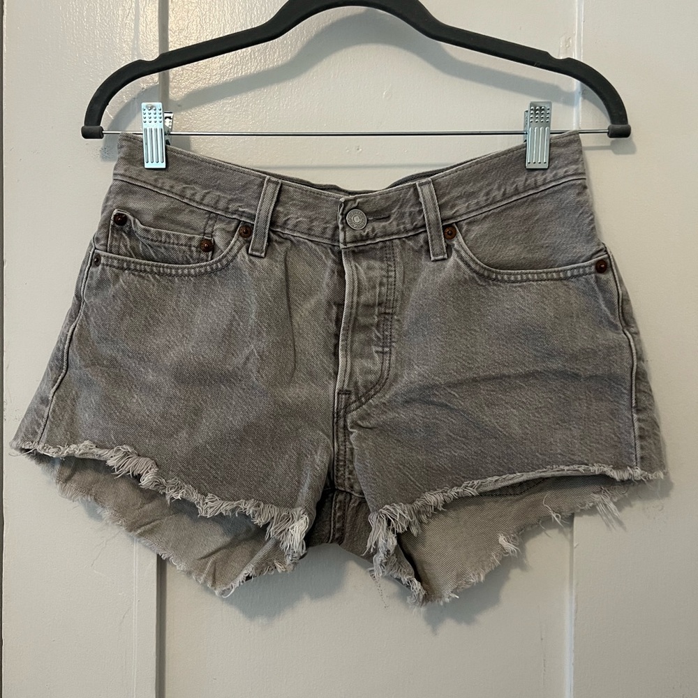 Gray Levi’s shorts